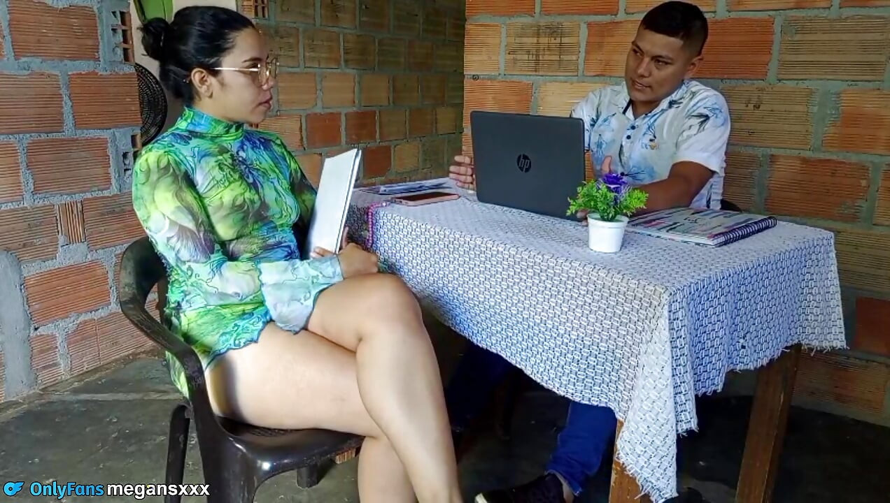 Эта сука хочет работу, а я заставил её сосать для него.