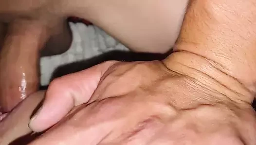 Ich wurde von meinem 55-jährigen Fotografen so hart geknallt, dass meine muschi von seinem super dicken großen schwanz, der meine wand knallt, roh war. Ich schütte drinnen