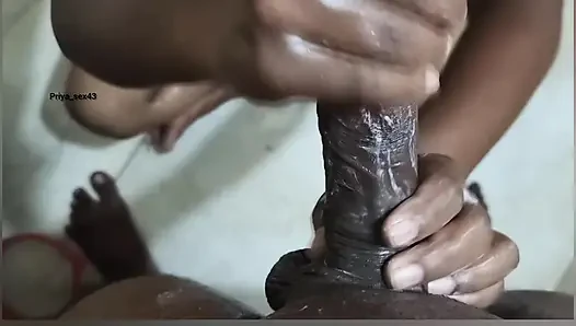 Indisches paar heiße romantik und fick im badezimmer