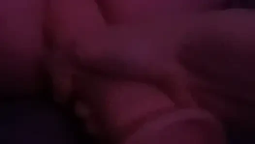 Er öffnet seinen engen arsch mit meinen dildos