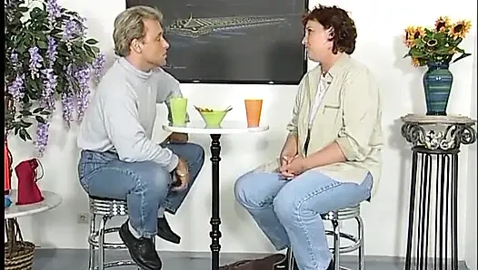 Orta yaşlı seksi kadın yarak emiyor ve sonra ağzına boşaltıyor