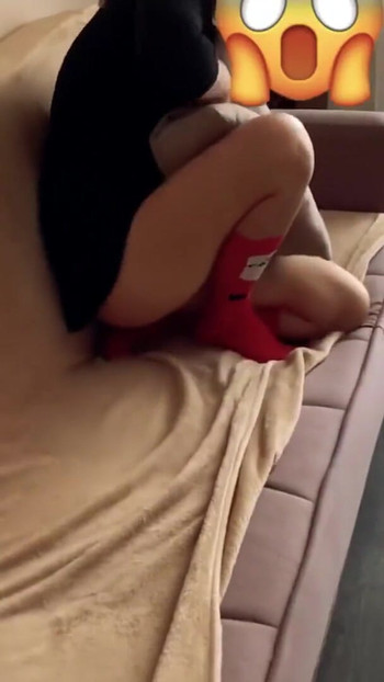 Fesselnder moment aus "Erwischt, meine mitbewohnerin beim porno gucken und gefickt"