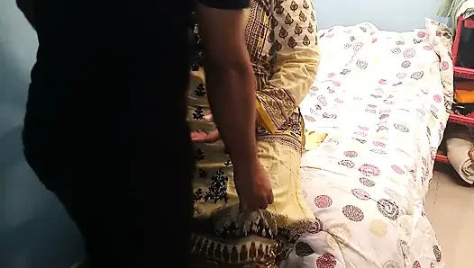 Stiefsohn besucht stiefmutters zimmer, während sie allein ist