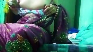 Indischer schwuler transvestit in rosa sari, drückt und melkt seine möpse so hart und genießt den hardcore-sex
