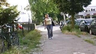 Niemiecka ruda pokazująca swoje niesamowite umiejętności masturbacji