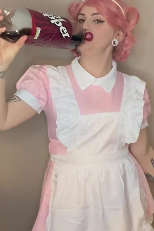 Suster nakal ini berusaha untuk nggak crot di dalam memeknya