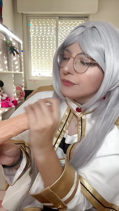FRIEREN REAL LIFE HENTAI COSPLAY Mädchen gibt geilen BLOWJOB