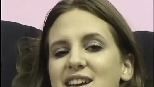 Trampige junge brünette Nevaeh Ashton hält vibrator an ihren kitzler und schiebt ihn dann in ihre rasierte fotze