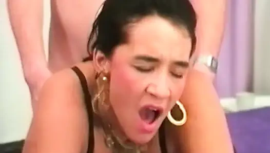 Wanita berkelas dari jerman menunjukkan keterampilan mengisap kontolnya