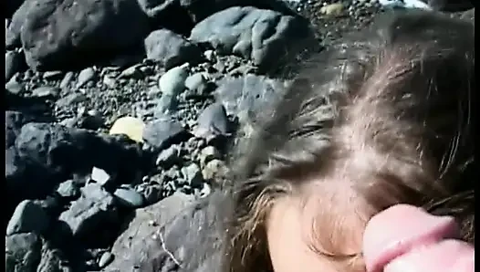 Lockiges teen lutscht den schwanz eines älteren typen am strand und fickt dann