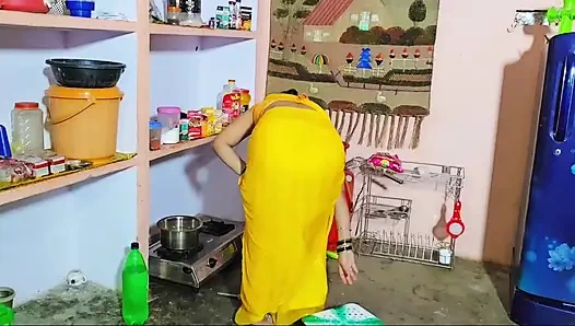 Kadın terziyi evine çağırıyor ve adam ölçüler aldı ve onunla seks yaptı.