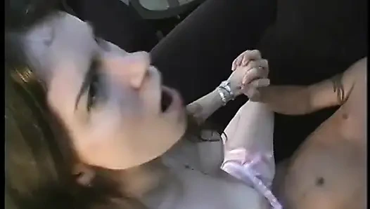 Genç esmer kadın aygırı iç çamaşırlı sikiyor