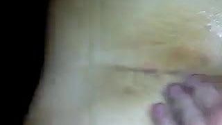Une grosse salope mexicaine prend une grosse bite blanche bien dure dans le cul