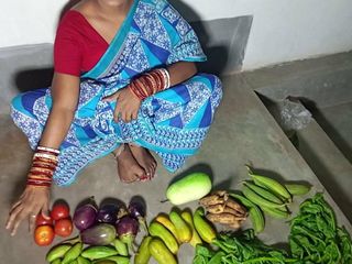 Menina indiana vendendo legumes faz sexo duro em público com o tio