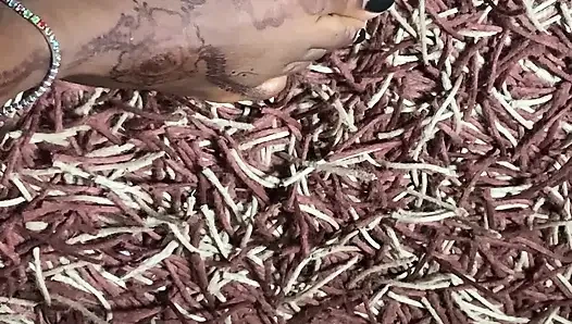 Bagian pijat kaki cewek ebony panas