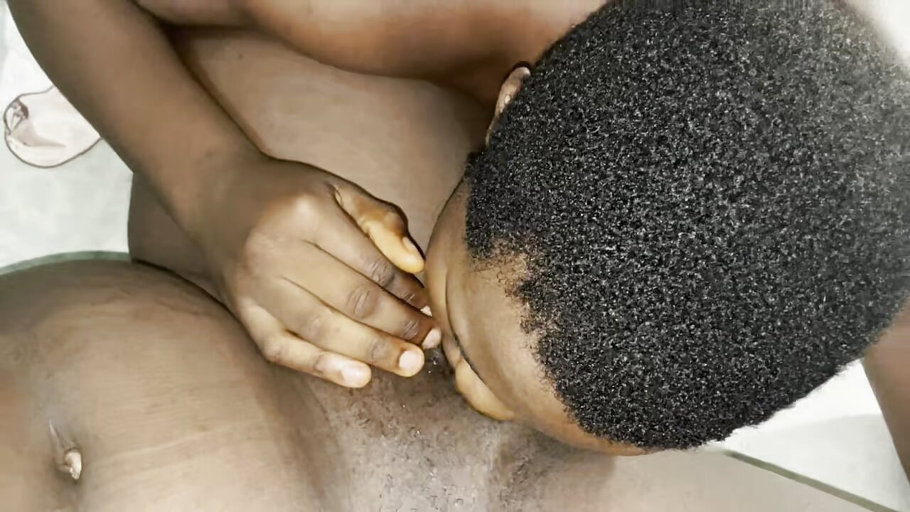 Gruesa y sexy lesbiana africana en una dulce follada con cinturonga