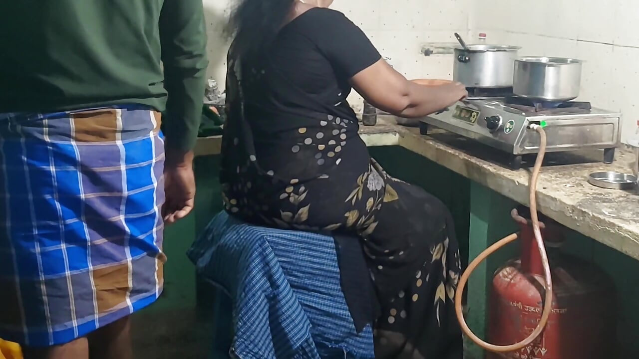 Ibu tiri Memasak Di Dapur Dan Saya Berkongkek dengannya