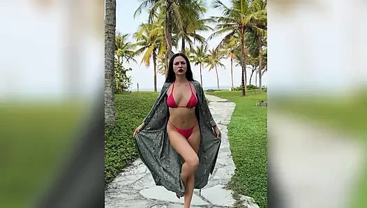Kencing dengan bikini dan celana dalam thong di luar ruangan