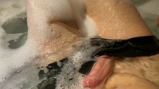 Masturbando pau grande na banheira