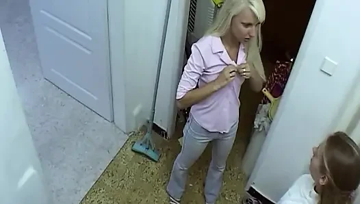 Ateşli duş oyunu için sarışın ve esmer striptiz