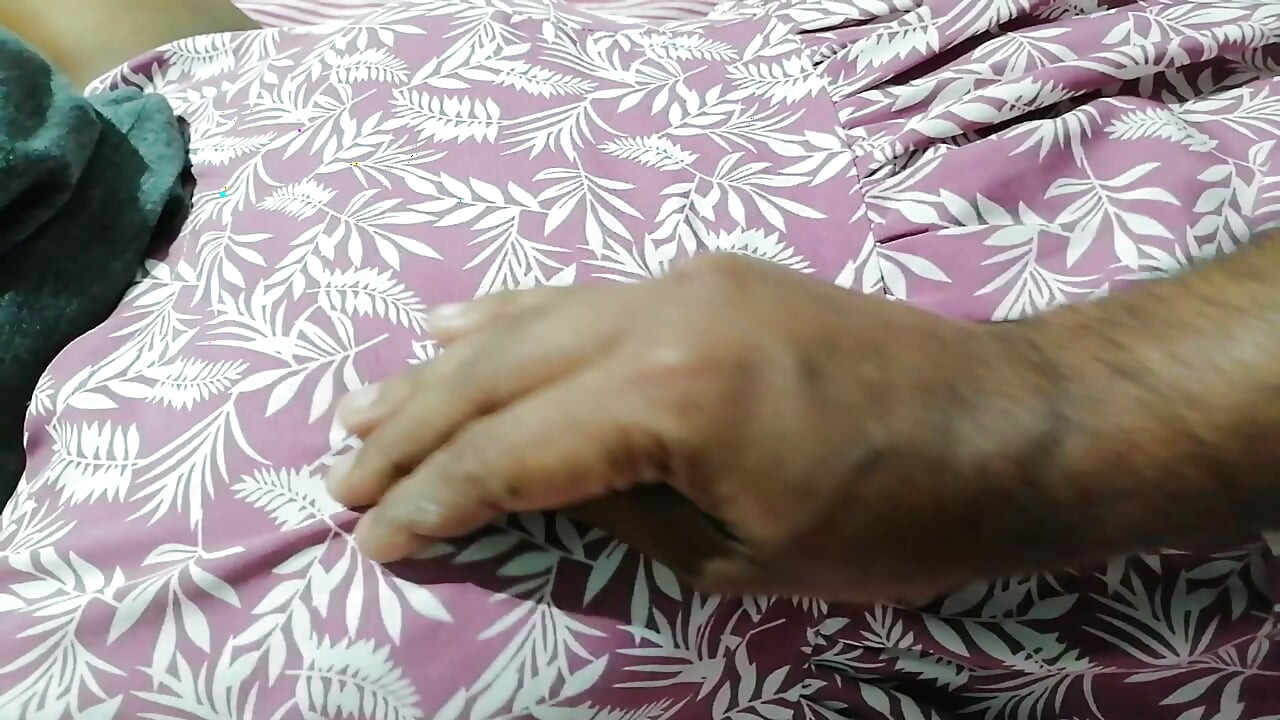 Índia peluda no peito, completamente nua, corpo gostoso