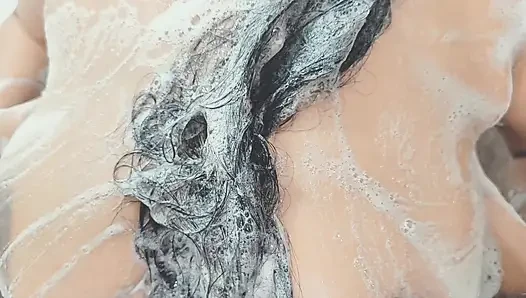 Cewek sange ini lagi asik fingering memek tanpa kondom sampai keringetan