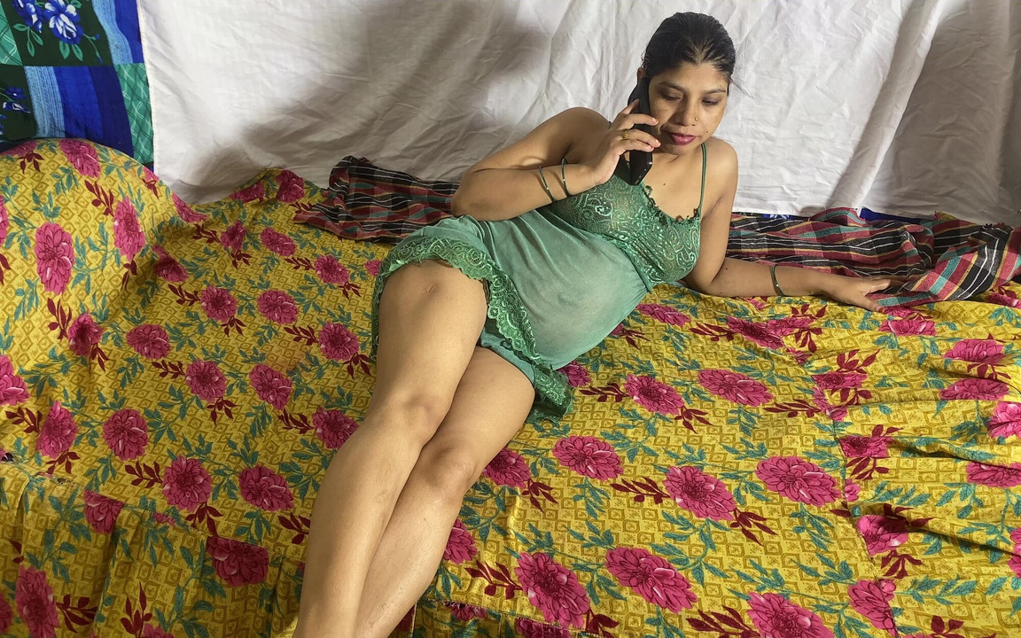 Beautiful Pregnant Indian Bhabhi Horny to Get Fucked - Hindi Audio