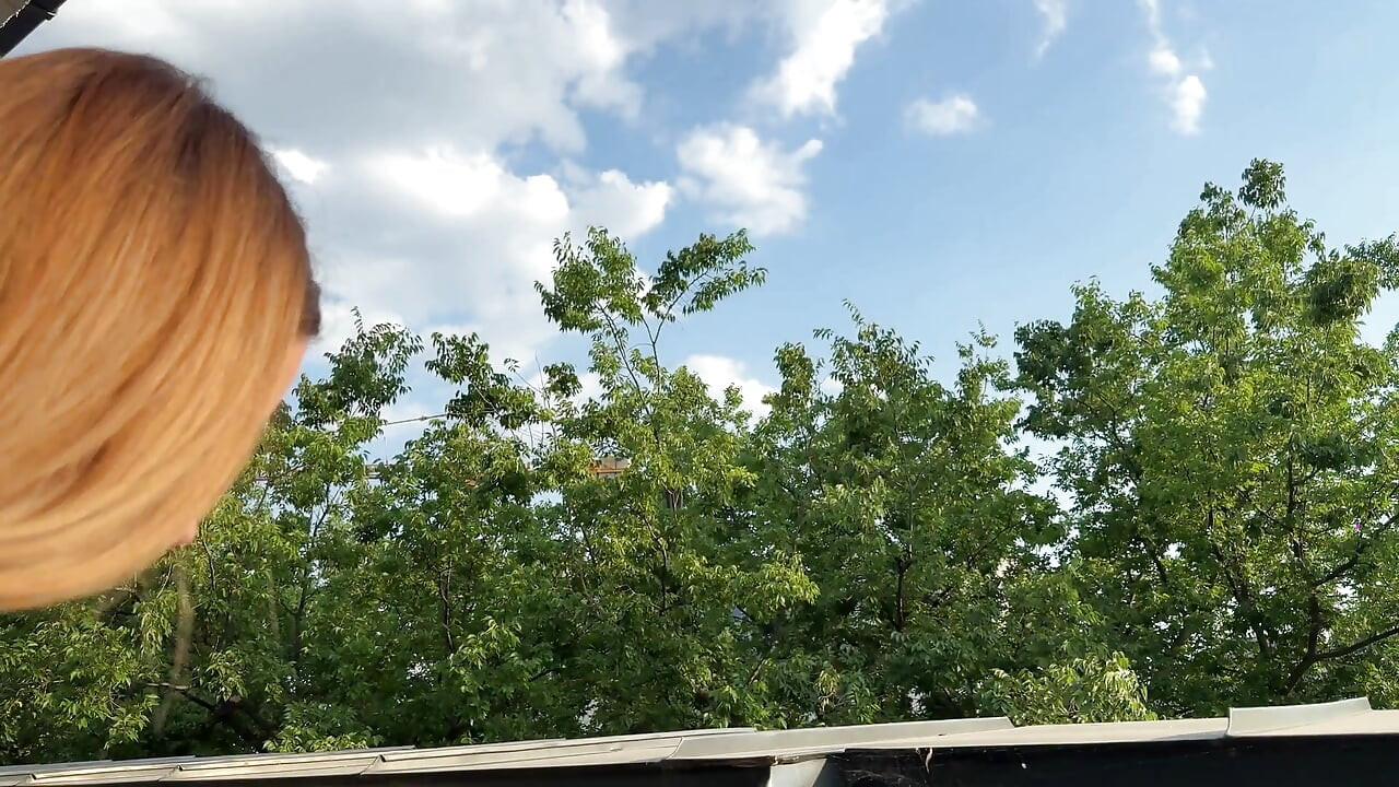 Ongelooflijk heet en mooi mager universiteitsmeisje onder de stralende zon buitenshuis laat zien wat er onder haar korte rok zit