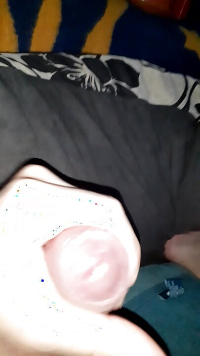 Masturbándose polla gruesa con huevos grandes