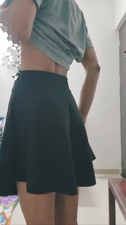 Mršavi sissy dečko u suknji