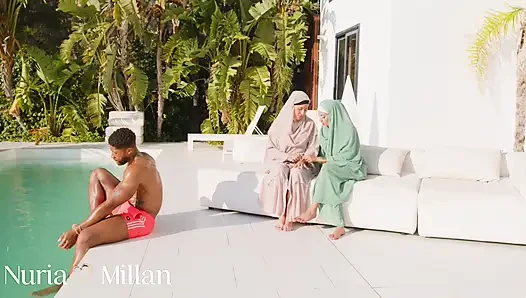 Drei mädchen mit hijabs werden am pool geil