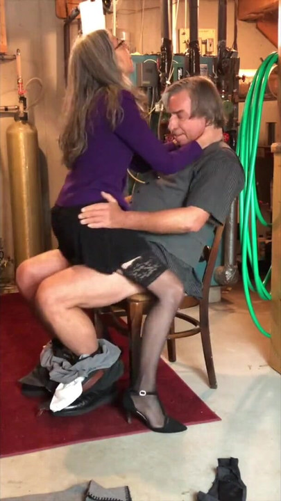 Okouzlující okamžik z "Zralá sexy milfka podvádí na vánočním večírku"