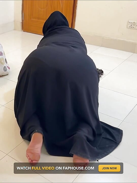 Une femme de ménage saoudienne à gros cul nettoie ma chambre quand je me masturbais sur le lit !