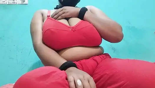 Seksi amatör evli kadın yatak odasında alay ediyor bakış açısı tarzı