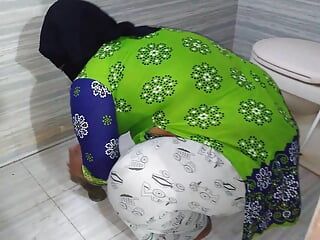 Саудовская арабская милфа-мачеха стирает одежду в ванной, когда приходит пасынок и трахает ее огромную задницу, затем кончает - семейный секс