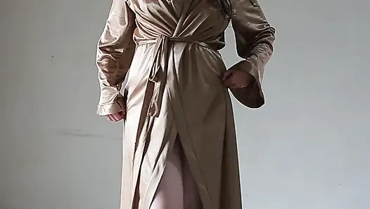 İRI GÖĞÜSLÜ HINTLI KıZ BANYO YAPıYOR VE HATTA SARı SATEN KIMONO ILE MASTÜRBASYON YAPıYOR