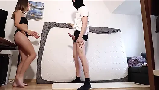 Ballbusting berdada dalam bikini