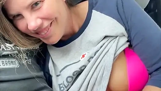 Лиза Брукс подрачивает жесткий член на парковке