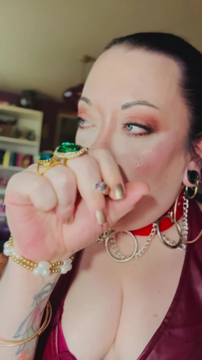穿着皮衣的Tina Snua抽着很多晃动的香烟 |剪辑 1