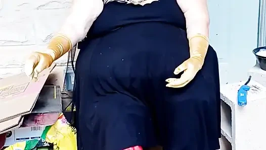 Fledermaus-mädchen macht eine rauchpause in ihr