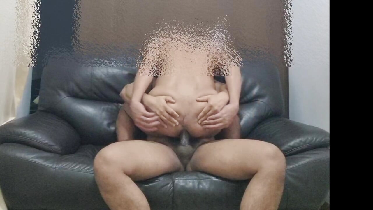 我在我的沙发上吮吸并吞下我好朋友那又大又长的鸡巴。