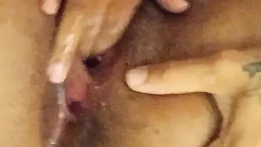 Zenci kız kocası tarafından parmaklanıyor ve her yere işemekten başka çaresi yokken götü ve amıyla oynuyor ve osuruyor