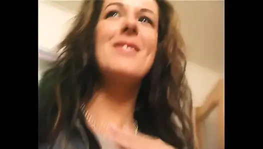 Güzel ve utangaç esmer kamera önünde soyunuyor