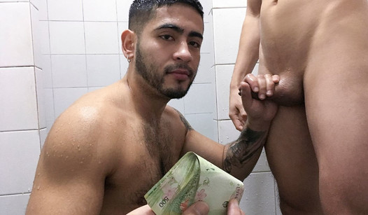 Amateur latino jocks betaalden contant door een vreemde om te neuken in de sportschool