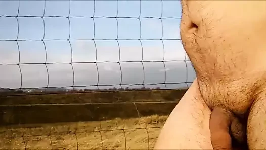 Spacer przy autostradzie