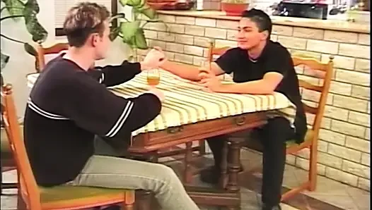 Zonklayan yarak sıkı götünü esnetiyor - olgun adamlar derinden damlıyor