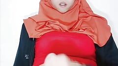 Une tapette asiatique en hijab piège