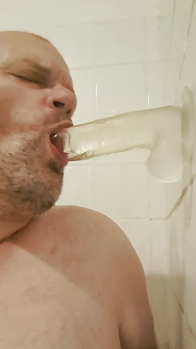 Dildo sucking in the bathtub