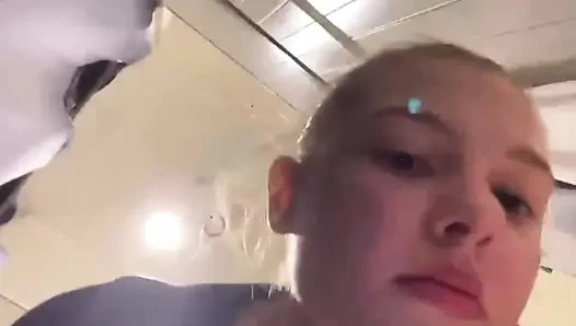 Трахаю пальцами мое очко крупным планом в торговом центре