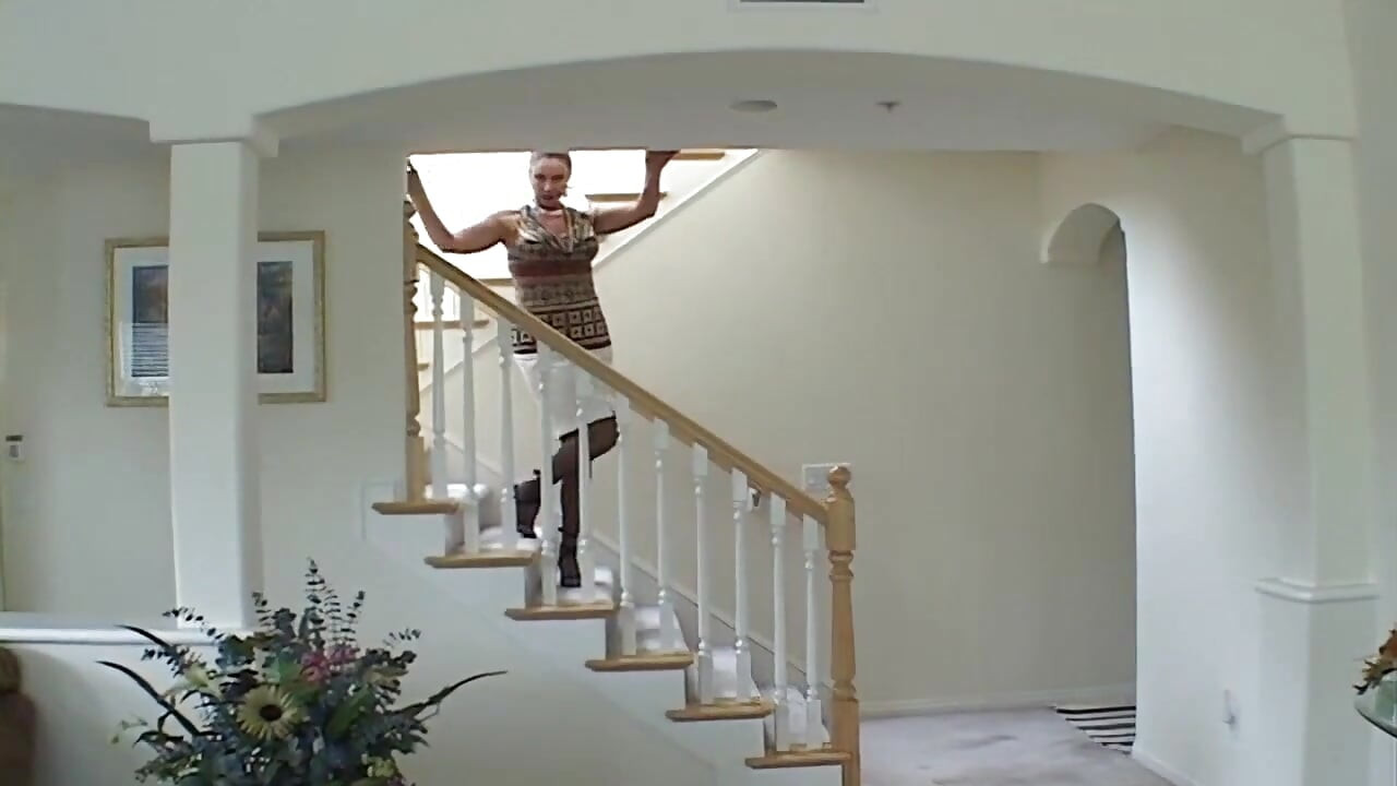 Milf ottiene un enorme cazzo nero che perfora duro i suoi buchi stretti